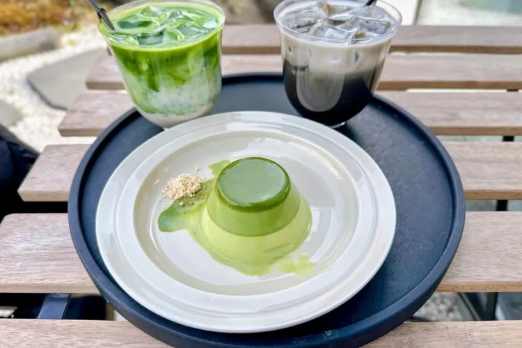 Dongdong Teahouse — matcha latte and black sesame hojicha latte with garden view