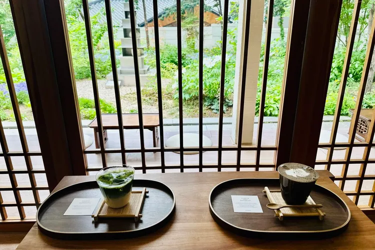 Pyunkang Yul Tea House — iced matcha latte and black sesame hojicha latte overlooking the Japanese garden