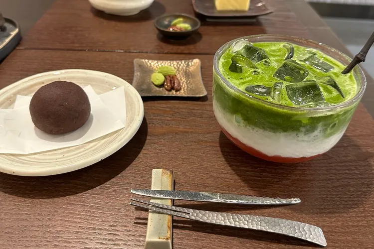Chaten — layered strawberry matcha latte and dark mochi